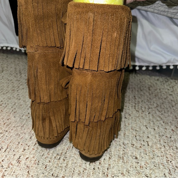 Minnetonka moccasin fringe boots - Picture 2 of 8